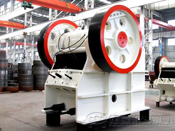 鄂式破碎機背面