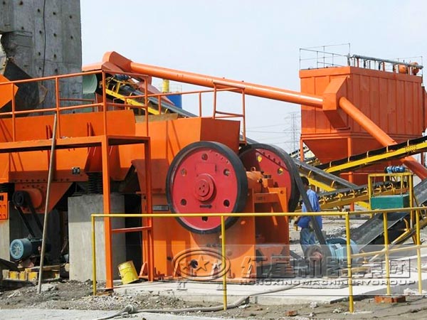 巖石顎式粉碎機(jī)施工現(xiàn)場(chǎng)