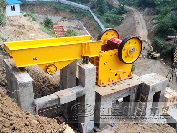 花崗巖粉碎機(jī)工作現(xiàn)場