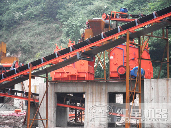 反擊式破碎機(jī)加工現(xiàn)場