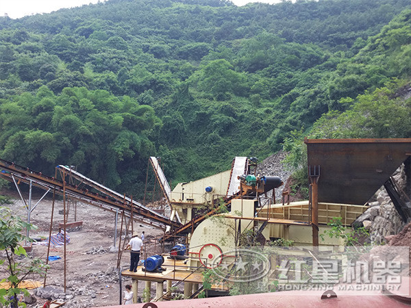 時產(chǎn)50-100噸砂石塊錘式破碎機作業(yè)現(xiàn)場