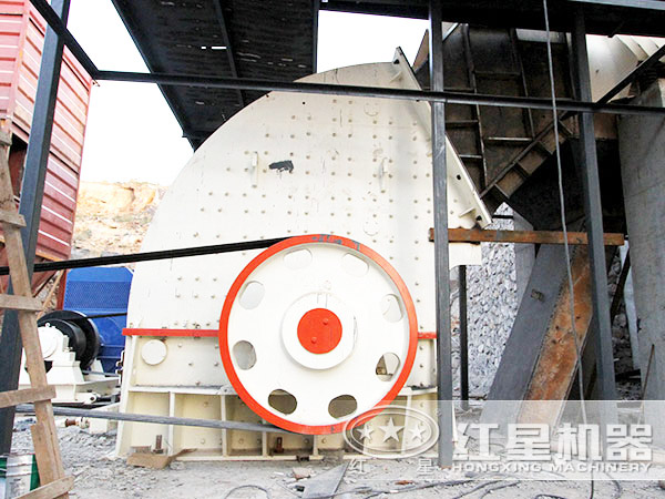時產(chǎn)500-800噸煤炭錘式粉碎機安裝現(xiàn)場