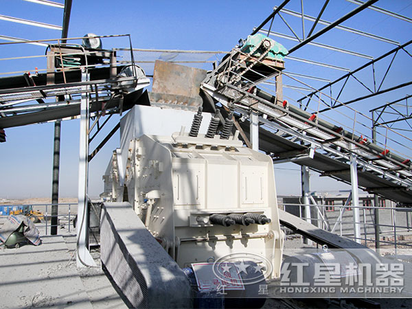 時(shí)產(chǎn)100-200噸建筑用反擊式石料破碎機(jī)