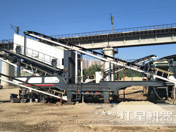 環(huán)保移動石子粉碎機加工現(xiàn)場