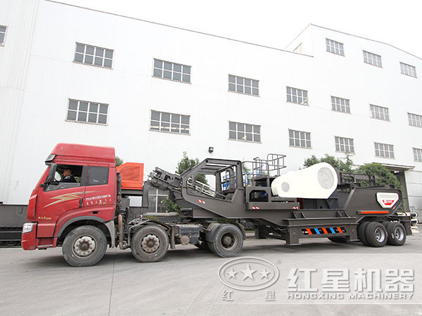 環(huán)保移動石子粉碎機發(fā)貨中