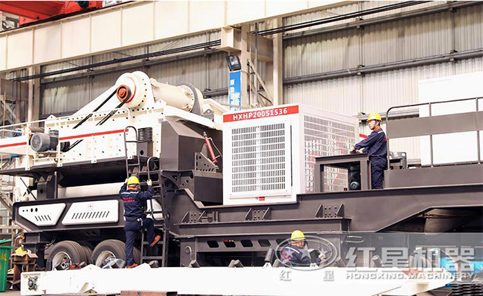 時(shí)產(chǎn)200噸車式流動建筑垃圾破碎站車間