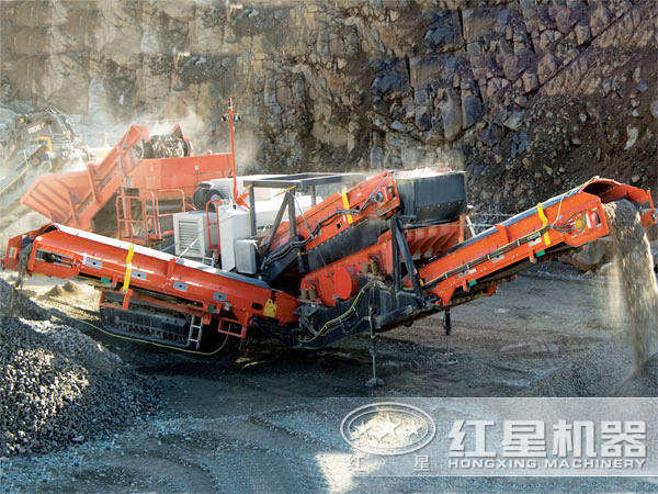 履帶式移動(dòng)碎石機(jī)車