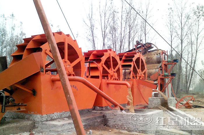 中型洗砂機(jī)安裝、調(diào)試好，洗出的砂子潔凈度高