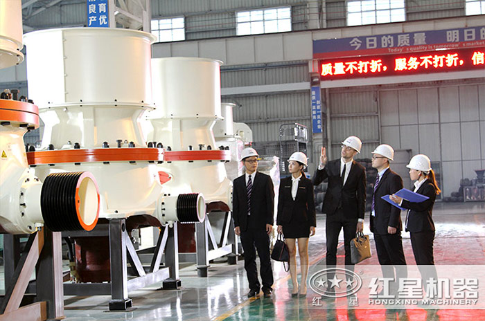 用戶到廠參觀圓錐破碎機(jī)