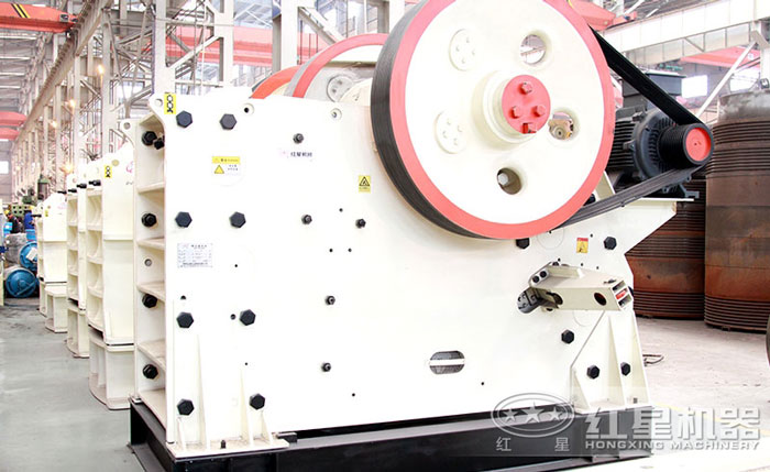 第一輪初級破碎設(shè)備顎式破碎機