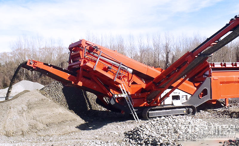 小型車載鵝卵石移動石子破碎機(jī)加工現(xiàn)場