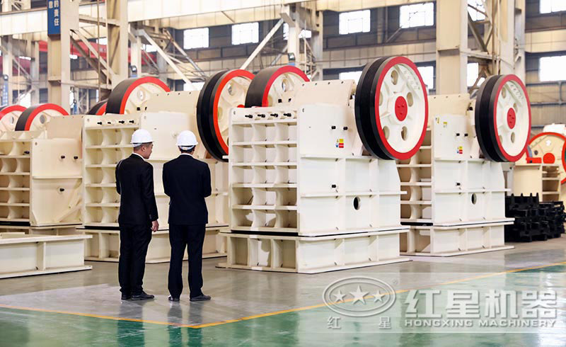 紅星工作人員正帶領用戶參觀57顎式破碎機
