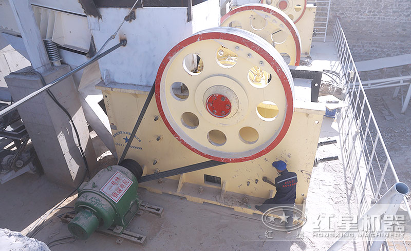 顎式破碎機作業(yè)現(xiàn)場