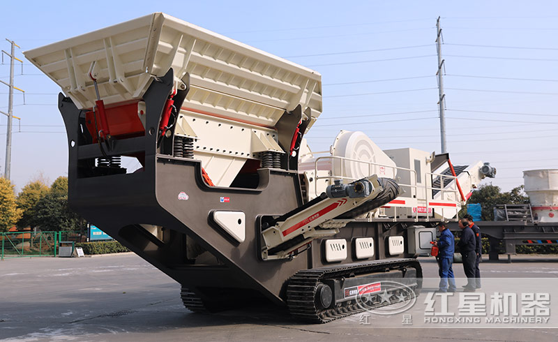 履帶式移動(dòng)破碎站搭載顎式破碎機(jī)