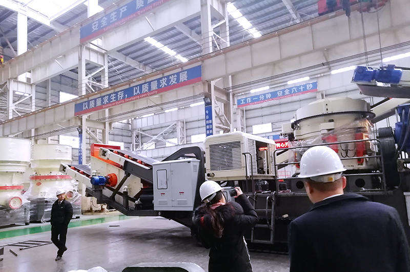 河南紅星履帶式鵝卵石破碎機生產(chǎn)車間