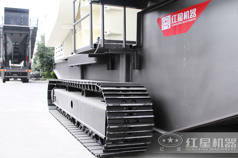 紅星履帶式鵝卵石破碎機——全鋼履帶式底盤結(jié)構(gòu)，適應(yīng)性更強