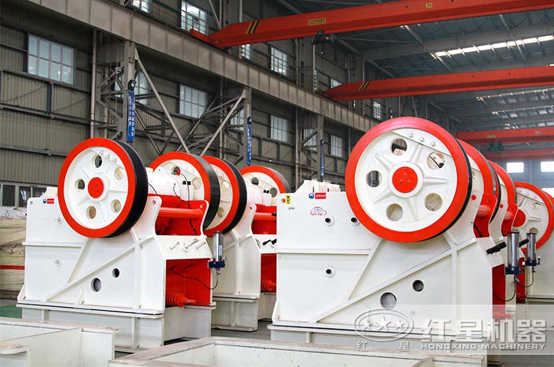 紅星顎式破碎機生產車間