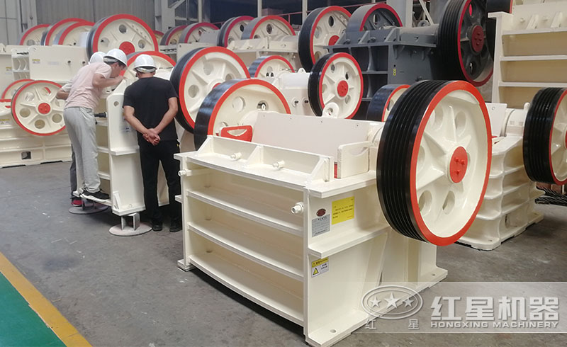 用戶來(lái)紅星參觀鋁土礦粉碎機(jī)