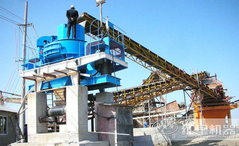 河南紅星制砂生產(chǎn)線現(xiàn)場(chǎng)，設(shè)備運(yùn)行穩(wěn)定可靠