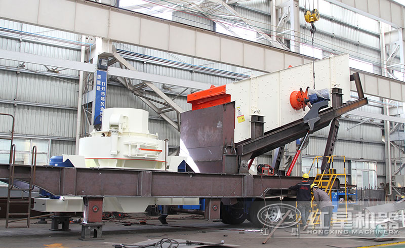 紅星全自動磨砂機生產(chǎn)車間，工作人員正用心制造高質(zhì)量設(shè)備