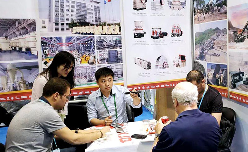 紅星展會(huì)現(xiàn)場(chǎng)——紅星工作人員正為用戶講解破碎設(shè)備