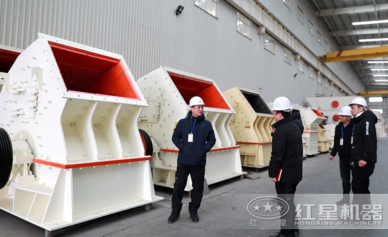 用戶前來(lái)紅星廠區(qū)參觀錘式破碎機(jī)
