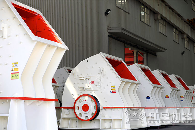 紅星錘式破碎機生產(chǎn)車間，品種多樣，型號眾多