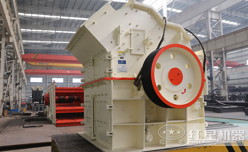 紅星細(xì)碎機(jī)生產(chǎn)車間，用心打造高品質(zhì)設(shè)備