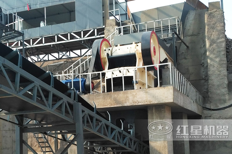 環(huán)保型破碎篩分石子生產(chǎn)線粗破設(shè)備——顎破機(jī)