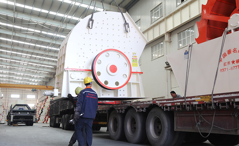 紅星錘式破碎機(jī)快速裝車(chē)欲發(fā)往臨沂