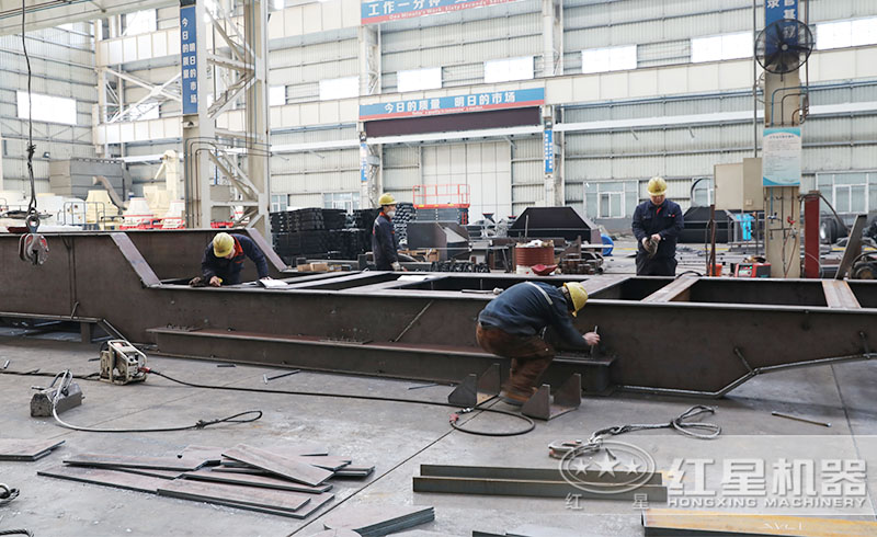 河南紅星履帶式移動69鄂破機生產(chǎn)車間，匠心打造高品質(zhì)設(shè)備