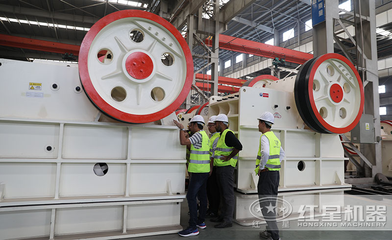 用戶來(lái)紅星廠區(qū)實(shí)地參觀鋁礦石鄂破機(jī)