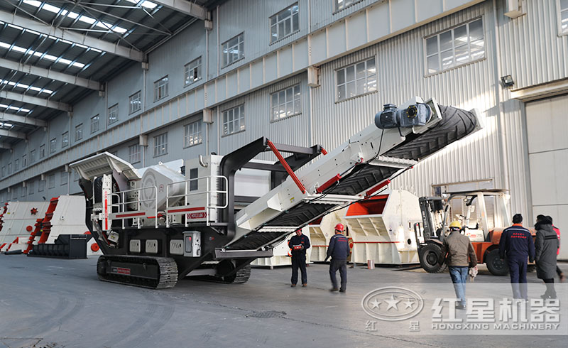 用戶來廠參觀履帶一體式建筑垃圾破碎機(jī)