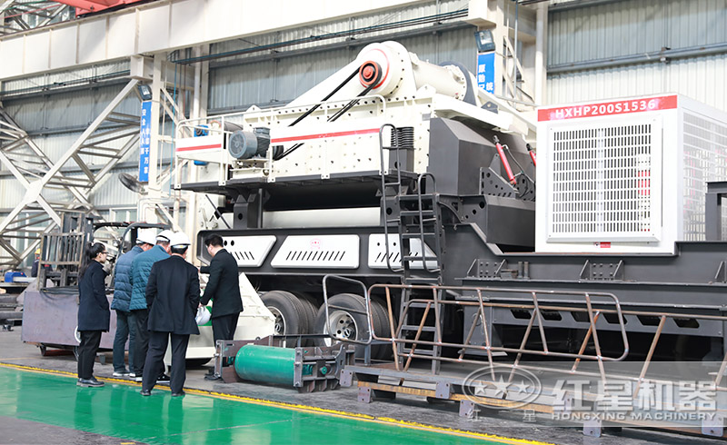 紅星全自動打石機生產(chǎn)車間一角——工作人員正為用戶朋友介紹全自動打石機