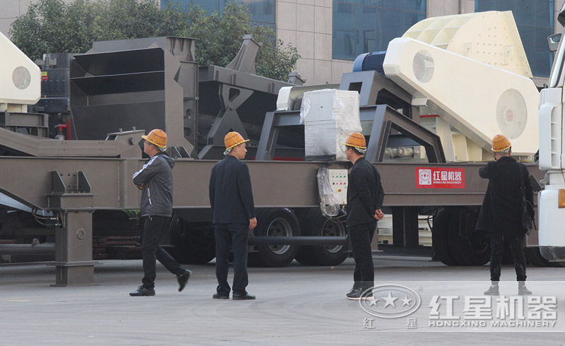 用戶來紅星廠區(qū)參觀購置全自動打石機