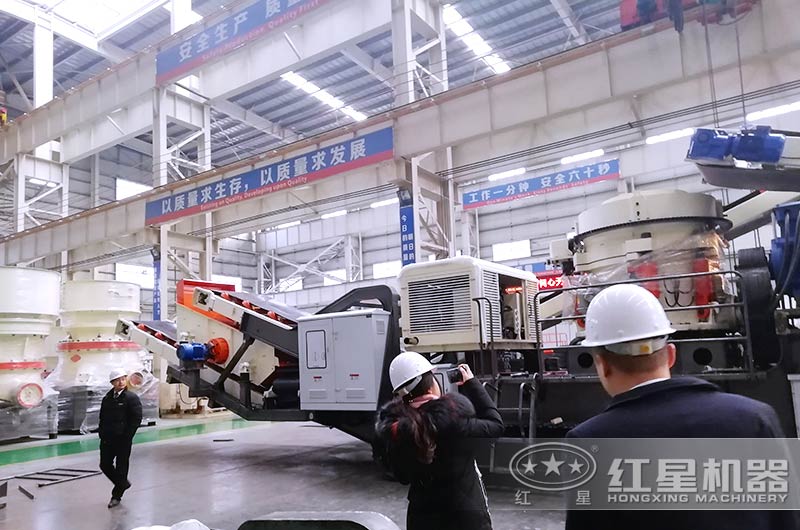 紅星移鵝卵石移動(dòng)圓錐破碎機(jī)更加機(jī)動(dòng)靈活、節(jié)能環(huán)保