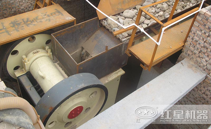 紅星顎式破碎機碎石現(xiàn)場