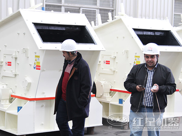 外國(guó)友人不遠(yuǎn)萬(wàn)里前來(lái)紅星廠區(qū)參觀反擊式破碎機(jī) 外國(guó)友人不遠(yuǎn)萬(wàn)里前來(lái)紅星廠區(qū)參觀反擊式破碎機(jī)