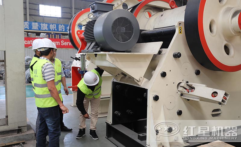 用戶來(lái)紅星廠區(qū)參觀購(gòu)置碎石設(shè)備