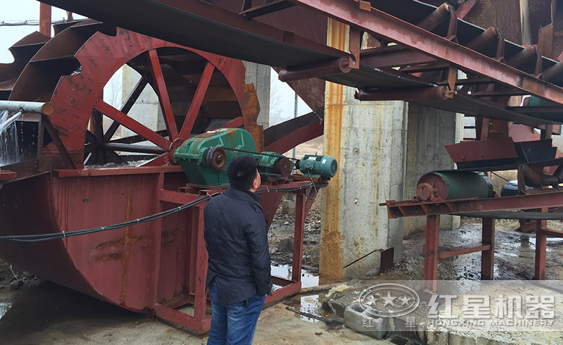 紅星水洗輪式洗砂機洗砂現(xiàn)場