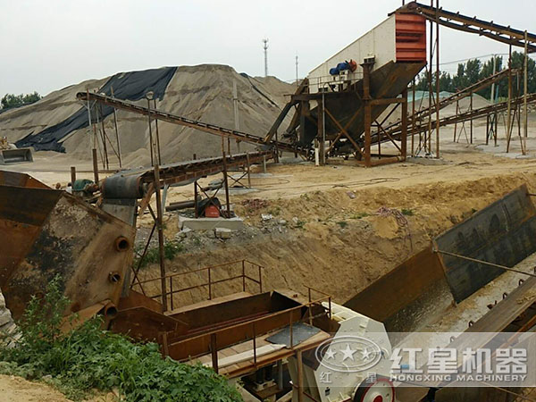 紅星大型錘式破碎機生產(chǎn)線現(xiàn)場