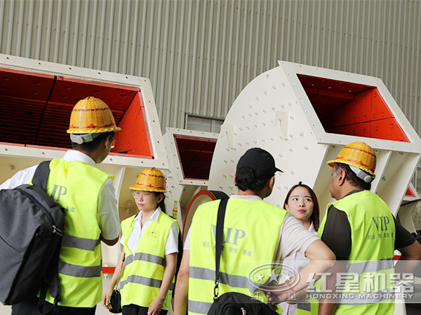 紅星工作人員正帶領用戶參觀了解錘式破碎機
