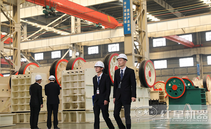 紅星顎式細碎機生產(chǎn)車間，現(xiàn)貨供應，價格實惠