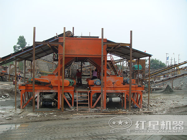 湖南對輥式破碎機碎石現場