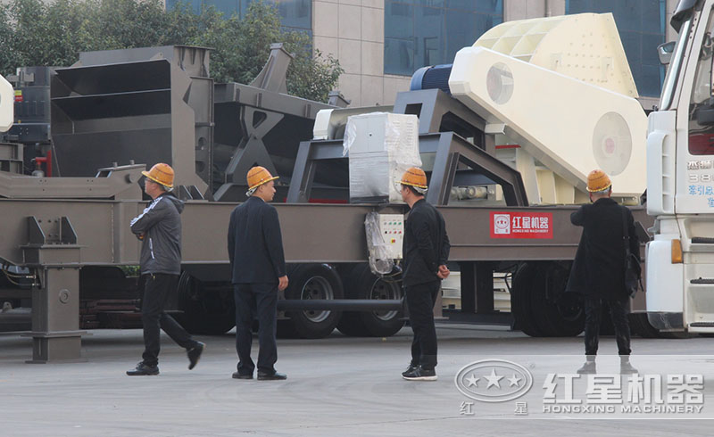 紅星輪胎式移動破碎站廠家直銷，價格實(shí)惠，吸引各地用戶前來參觀購置