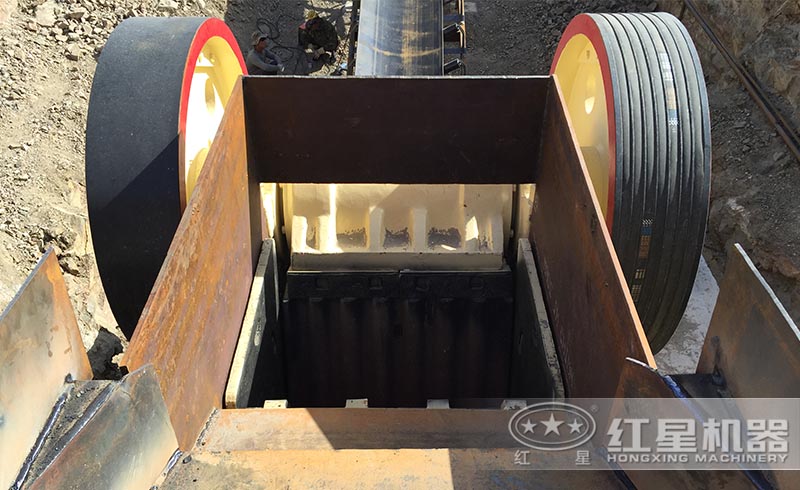 破碎生產(chǎn)線之顎式破碎機(jī)細(xì)節(jié)圖