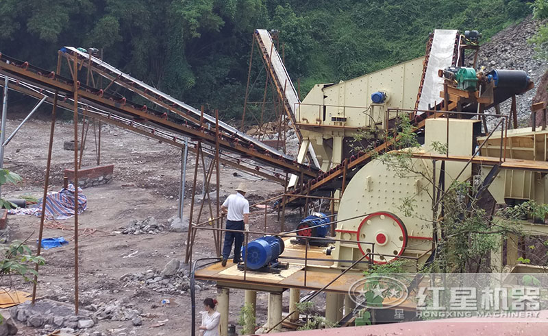 紅星錘式破碎機碎石現(xiàn)場