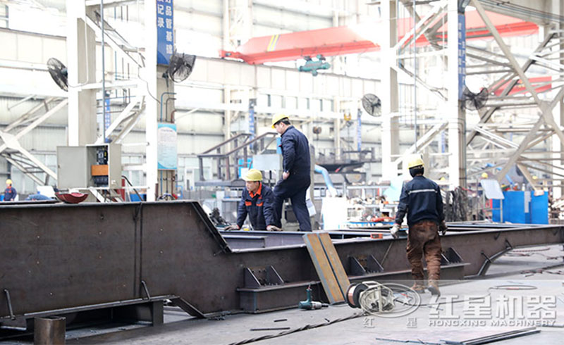 移動打砂機生產(chǎn)車間，紅星工作人員用專注于鑄造