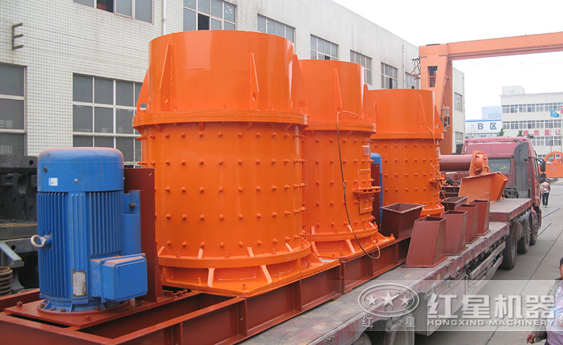 復(fù)合式煤矸石粉碎機(jī)正裝車發(fā)貨中