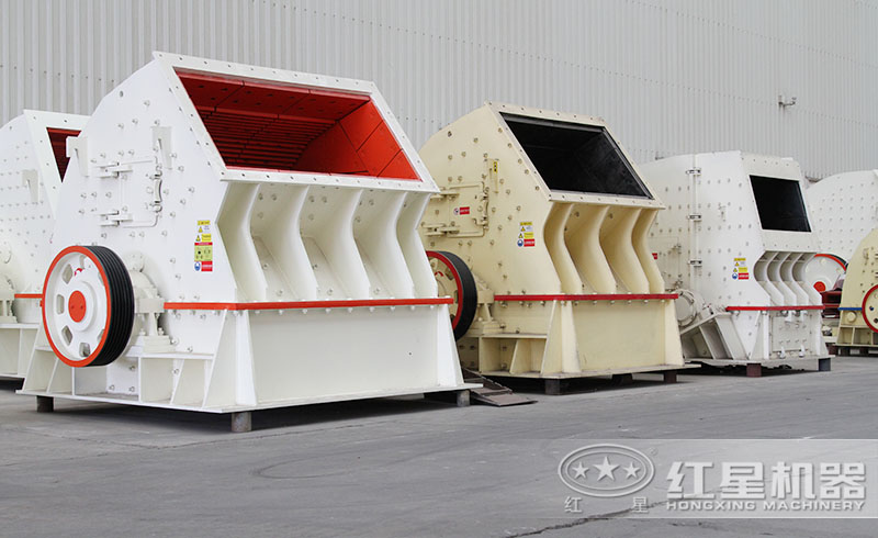 紅星錘式破碎機(jī)生產(chǎn)車間，多種機(jī)型任您挑選